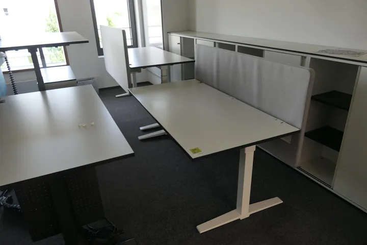 2x König+Neurath - Manuell Höhenverstellbarer Schreibtisch mit Rückwand Maße in cm ca. 180 x 95